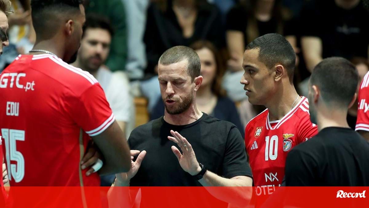 Benfica bate Ac. Espinho no arranque das 'meias' do playoff do título