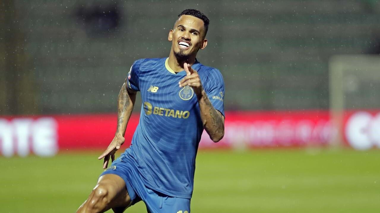 Galeno  está no melhor  momento da  carreira, sendo  disputado pelas  seleções  de Portugal  e do Brasil