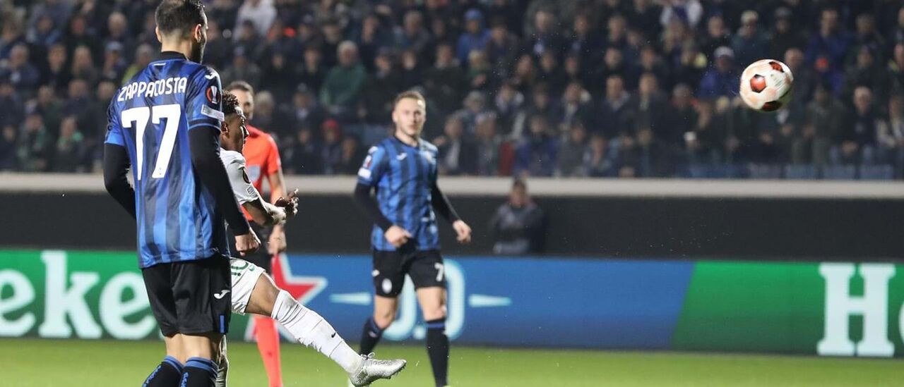 Foram  muitas as falhas comprometedoras dos avançados do Sporting na reta final do jogo. Esta foi a última de quatro: Nuno Santos remata sobre a esquerda, Musso defende para a frente e Edwards, com tempo e espaço suficientes, dispara de pé esquerdo por cima da barra. 