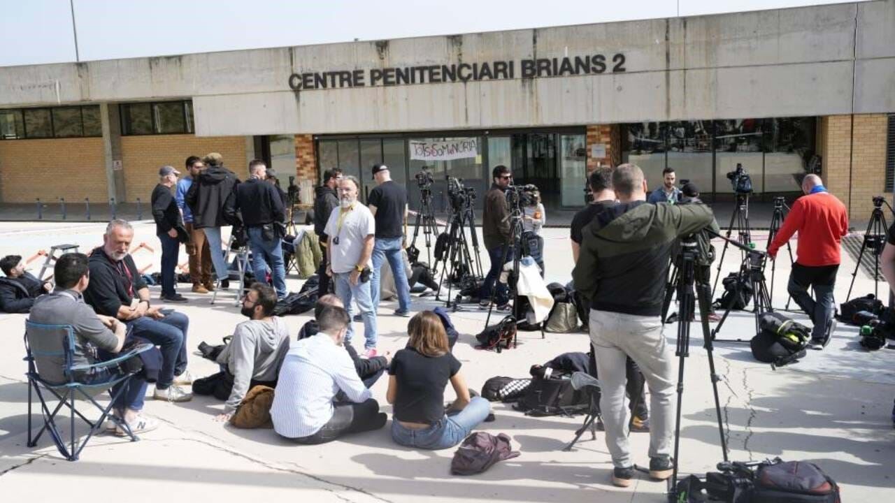 Os jornalistas esperaram mas Dani Alves ainda não saiu