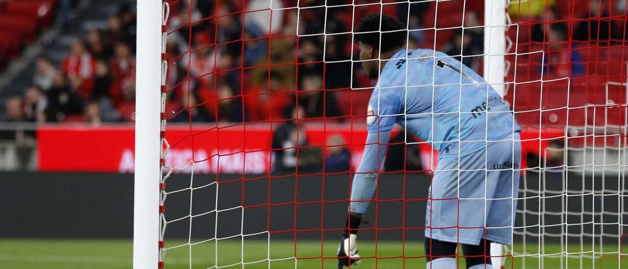 Hugo Souza travou três penáltis do Benfica no último jogo das águias