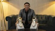 Mário Jardel com as duas Botas de Ouro