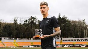 Marquinho recebeu prémio de médio do mês: «Olho para ele e vejo todos os que fazem parte da equipa»
