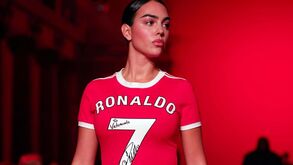 Georgina 'veste-se' de Cristiano Ronaldo em Paris