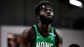 Neemias Queta faz oito pontos pelos Maine Celtics mas sai lesionado