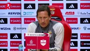 Schmidt deixa recado aos avançados: «Não basta marcar para jogar no Benfica» 