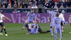 A lesão grave de Diakhaby no Valencia-Real Madrid: jogadores ficaram de mãos na cabeça