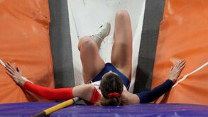 Queda horrível no salto com vara: atleta francesa com fratura exposta no tornozelo esquerdo