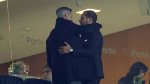 Fair play na tribuna do Dragão: o abraço entre Vítor Baía e Rui Pedro Braz