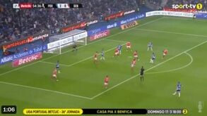 Wendell surgiu na área do Benfica para finalizar e o remate desviou em Florentino: o terceiro golo do FC Porto