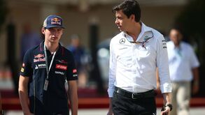Pai de Verstappen apanhado à conversa com Toto Wolff: no paddock já se fala em ida para a Mercedes