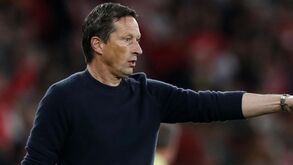 Schmidt obrigado a dar resposta: treinador do Benfica sobre brasas 