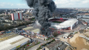 Imagens impressionam: chamas consomem edifício junto ao estádio do Southampton horas antes de jogo