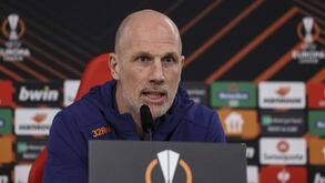 Treinador do Rangers quer fazer história contra o Benfica: «Não acredito em colocar o autocarro em frente à baliza»