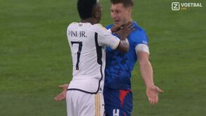 Vinícius agarrou pescoço de Willi Orban e viu amarelo: Leipzig reagiu assim nas redes sociais