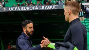 Gyökeres estranhou banco