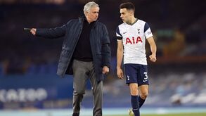 Reguilón lembra promessa de Mourinho: «Se ganharmos ao City e meteres o Mahrez no bolso, compro-te um presunto»