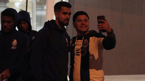 Adeptos do FC Porto aguardaram a chegada da equipa ao aeroporto de Faro