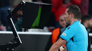 Os casos do Benfica-Rangers: especialista Record analisa os principais lances de arbitragem