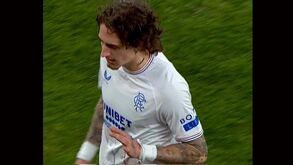 Fábio Silva foi assobiado pelos adeptos do Benfica quando saiu e mostrou a mão aberta