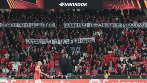 «Pedir desculpa é humildade, arranjar desculpas é fraqueza... respeitem o Benfica»: a tarja dos Diabos Vermelhos