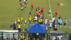 Caos no Vasco da Gama-Água Santa: árbitro dá cartão vermelho a ex-Benfica e 17 (!) amarelos