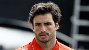 Carlos Sainz vai ser operado a uma apendicite e falha Grande Prémio da Arábia Saudita