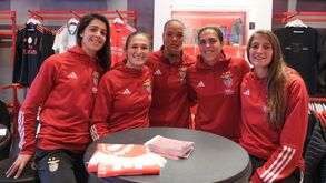 Jogadoras da equipa de futebol feminino do Benfica assinalam Dia da Mulher com sessão de autógrafos
