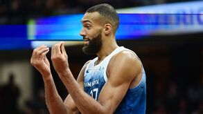 Estrela da NBA recebe falta técnica por fazer gesto do dinheiro para o árbitro: «Conseguiram o que queriam»
