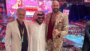 José Mourinho na primeira fila em combate de boxe na Arábia Saudita