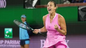 Aryna Sabalenka avança em Indian Wells após salvar quatro match points