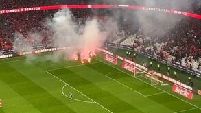 No Name Boys atiram tochas para o relvado e interrompem o Benfica-Estoril