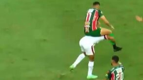 'Eh cavalinho': avançado cavalga adversário em lance bizarro e acabam os dois expulsos