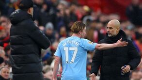 Craque do Man. City discute com Guardiola após substituição e treinador responde: «Sem ele melhorámos»