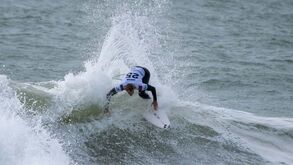 Frederico Morais e Matias Canhoto eliminados em Supertubos