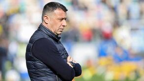 Ex-treinador do Lecce suspenso por quatro jogos após cabeçada a adversário
