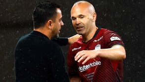 Iniesta sofre com situação de Xavi no Barcelona: «Se decidiu demitir-se é para o bem do clube»