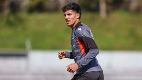 Álvaro Pacheco chama defesa de 17 anos ao treino do V. Guimarães