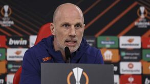 Treinador do Rangers dá favoritismo ao Benfica e elogia: «Têm jovens que vão sair por muito dinheiro»