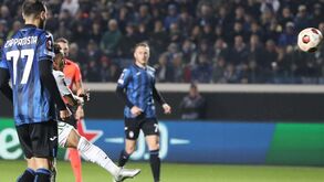 Foram  muitas as falhas comprometedoras dos avançados do Sporting na reta final do jogo. Esta foi a última de quatro: Nuno Santos remata sobre a esquerda, Musso defende para a frente e Edwards, com tempo e espaço suficientes, dispara de pé esquerdo por cima da barra. 