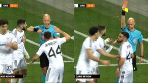 Insólito: jogador do Qarabag ia dar 'hi5' ao árbitro e depois... acabou expulso
