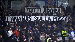 Adeptos do Brighton respondem a ultras da Roma após provocação sobre a rainha: «Totti adora ananás na pizza»
