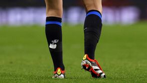 Insólito: jogadoras do Arsenal obrigadas a disputar dérbi londrino com meias... do Chelsea