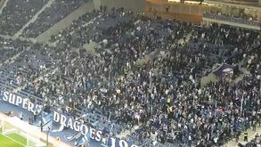 Super Dragões ficaram em silêncio e restantes adeptos do FC Porto responderam desta forma
