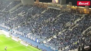 O momento em que os Super Dragões deixam o Dragão ao intervalo do FC Porto-Vizela: restantes adeptos vaiaram
