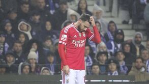 Notícia Record: Kökçü afastado da convocatória do Benfica