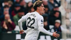 Aston Villa empata em Londres e falha fuga no 4.º lugar em Inglaterra