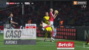 Aursnes agarrou a bola dentro ou fora do terreno de jogo? Casa Pia pediu penálti mas árbitro e VAR mandaram jogar