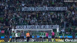«Cabeça erguida, vamos lutar lado a lado, até ao fim»: comunhão entre plantel e adeptos do Sporting após goleada