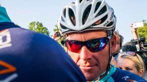 Lance Armstrong critica abraços no pelotão: «Penso para mim 'o que é isto?'» 